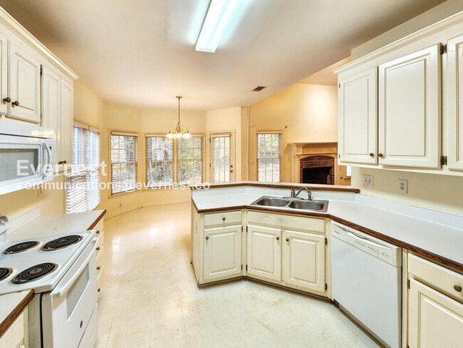 Foto del edificio - 1660 Cheshire Ct NW