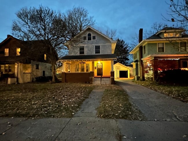 Building Photo - 1105 N Bourland Ave