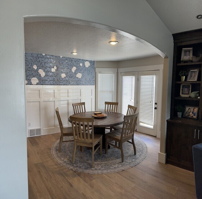 Building Photo - 208 Santa Fe Dr