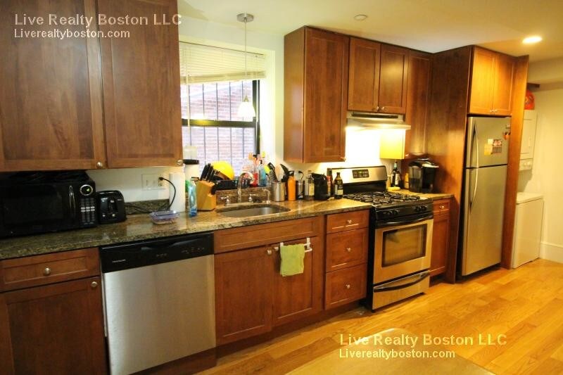 Primary Photo - 24 Louis Prang St