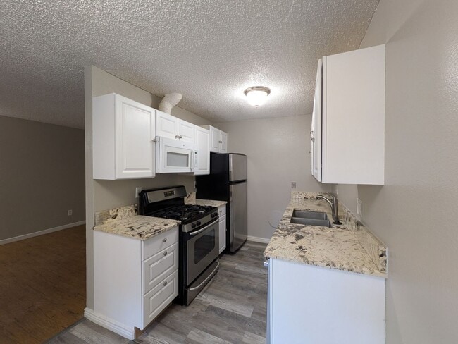 Building Photo - 1 bedroom Garden Level Condo Walking Dista...