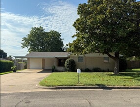 Building Photo - 109 Redbud Cir