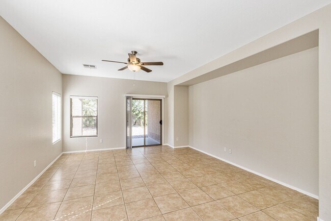 Foto del edificio - Bright Open Living & a Patio Perfect for Relaxing!