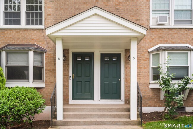 Foto del edificio - 245 Sunnyridge Ave