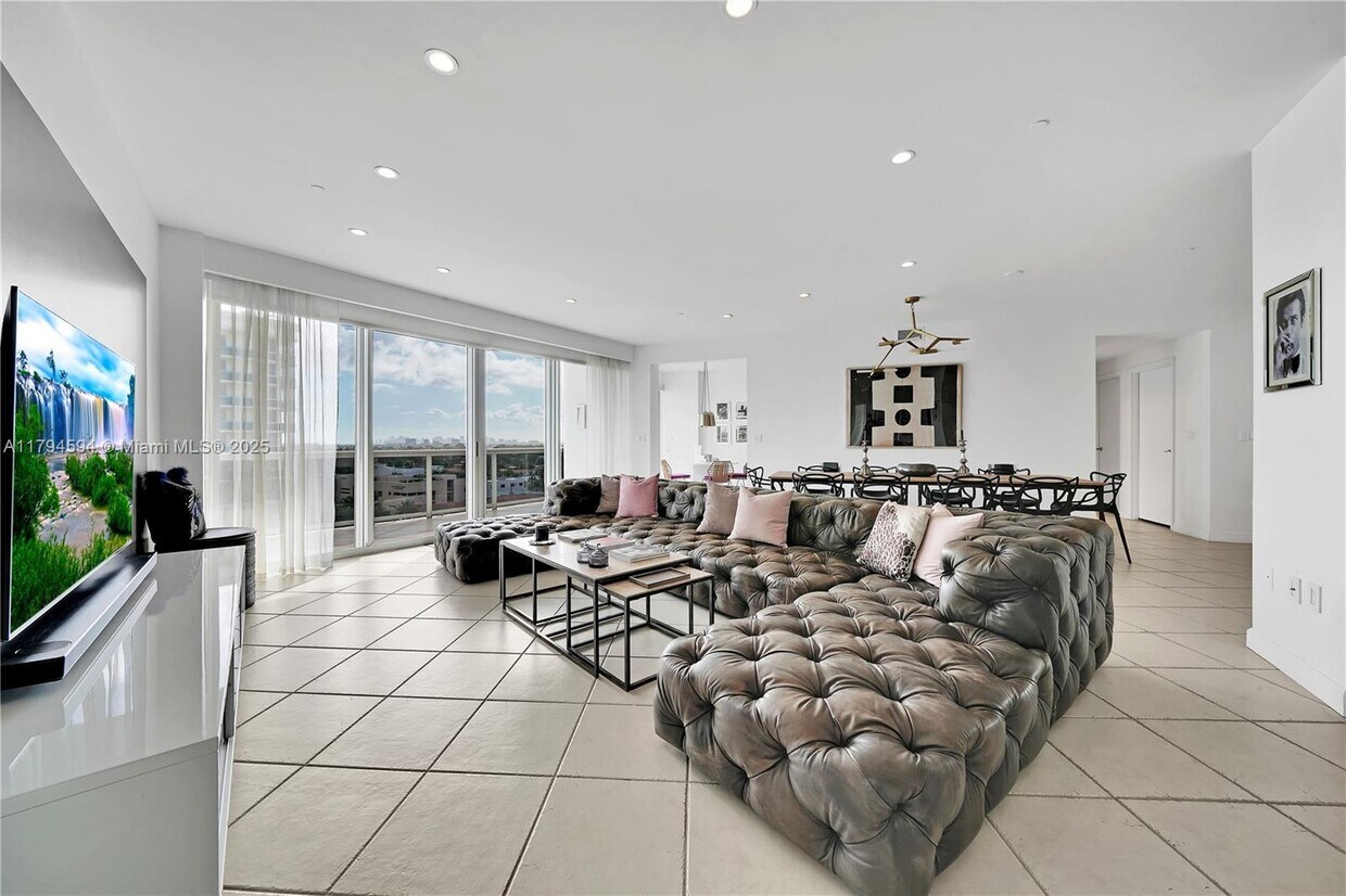 Primary Photo - 9601 Collins Ave