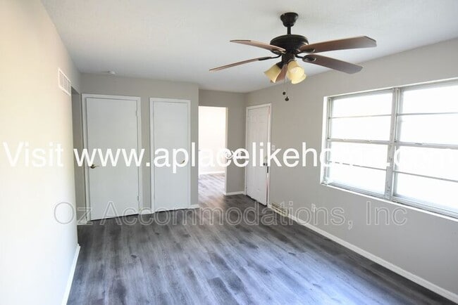 Foto del edificio - 1725 N 76th Terrace