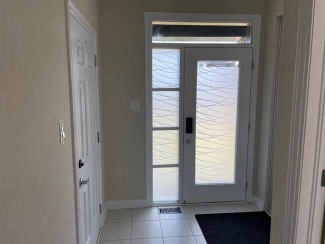 Building Photo - 213 Kimpton Dr