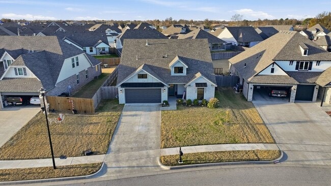 Building Photo - Welcome to this exceptionally well maintained like new home located in the Estates at Morrow Place