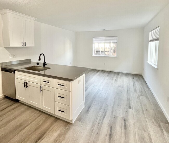 Building Photo - 435 Golf Cir W