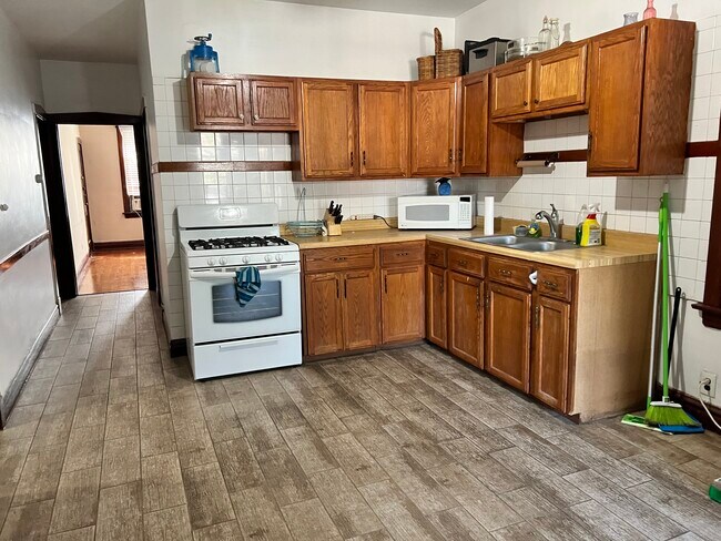 Kitchen - 4104 S Rockwell St