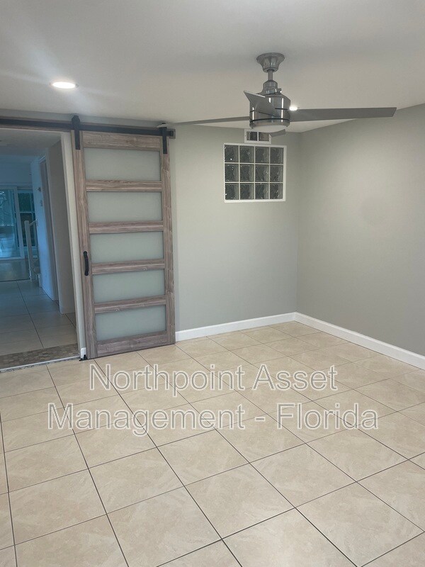 Foto del edificio - 8771 Bay Pointe Dr
