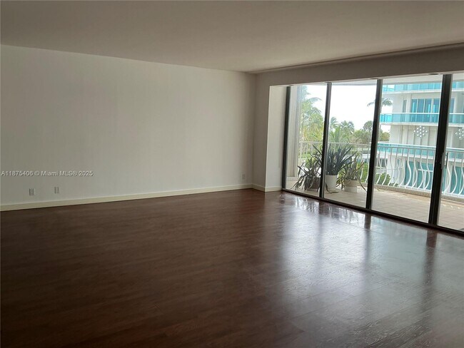Foto del edificio - 10155 Collins Ave