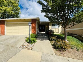 Building Photo - 1528 Siskiyou Dr