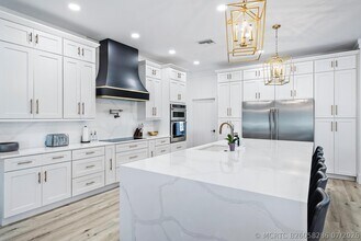 Building Photo - 596 N Cypress Dr