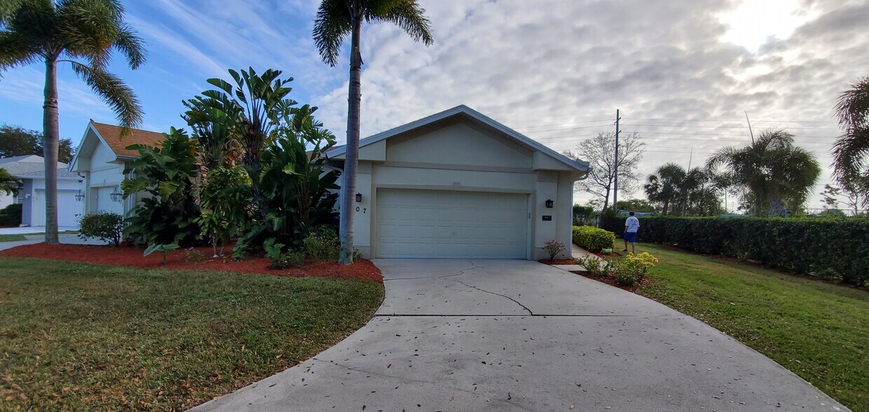 Foto principal - 407 Crossfield Cir