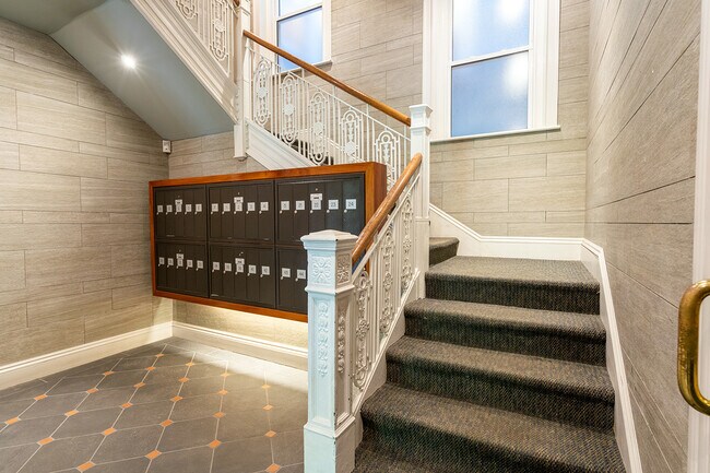 Building Photo - 191 Park Dr