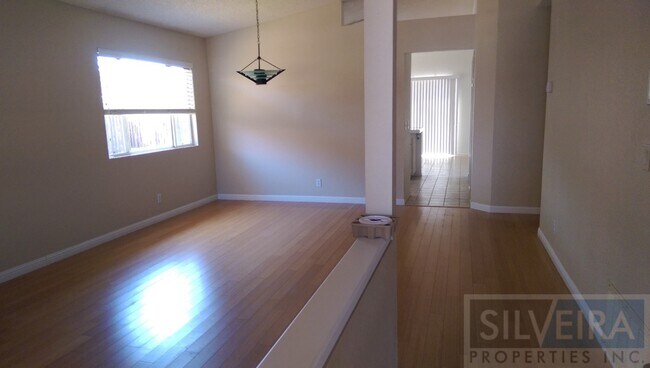 Building Photo - Captivating 3 bed 2 bath home in South San...