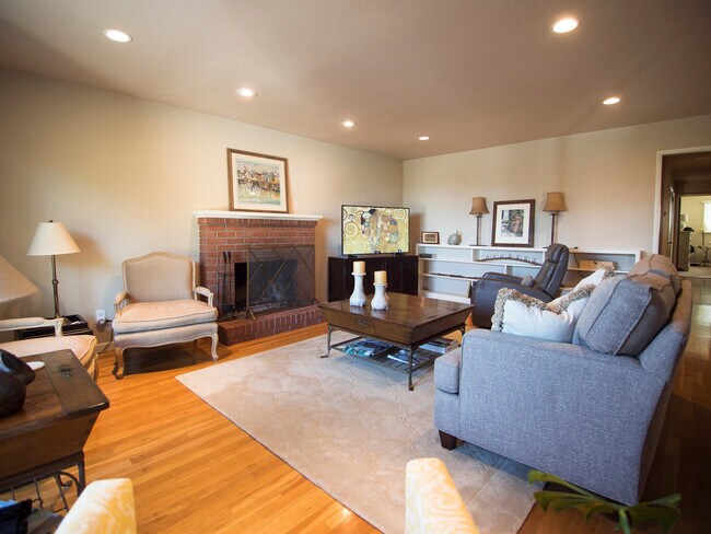 Living Room - 424 High St