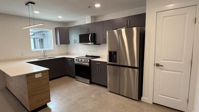 Building Photo - 601 Sapphire Ave