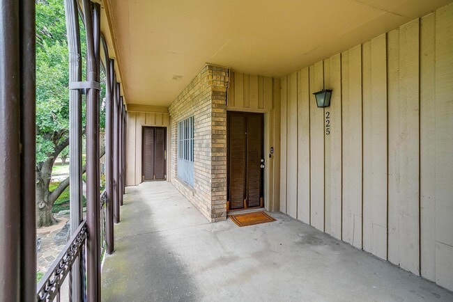 Building Photo - 4312 Bellaire Dr S