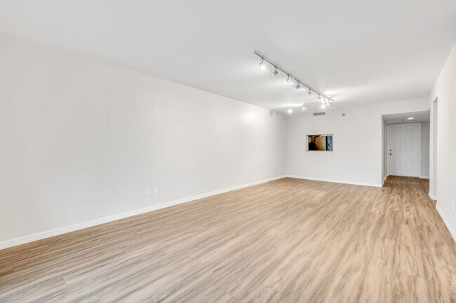 Foto del edificio - Updated 2-Bedroom Condo Near the Riverwalk