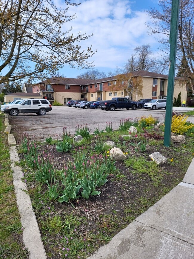 Building Photo - 96 Marlborough St S