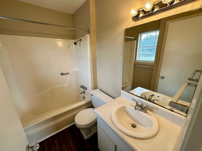 Foto del edificio - G 201-203 Gruver Circle