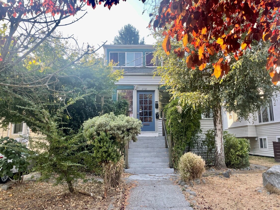 Entry way - 4721 5th Ave NE