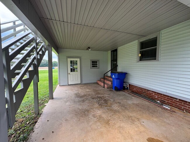 Foto del edificio - Prime Location! 3 Bed Home on Highway to M...