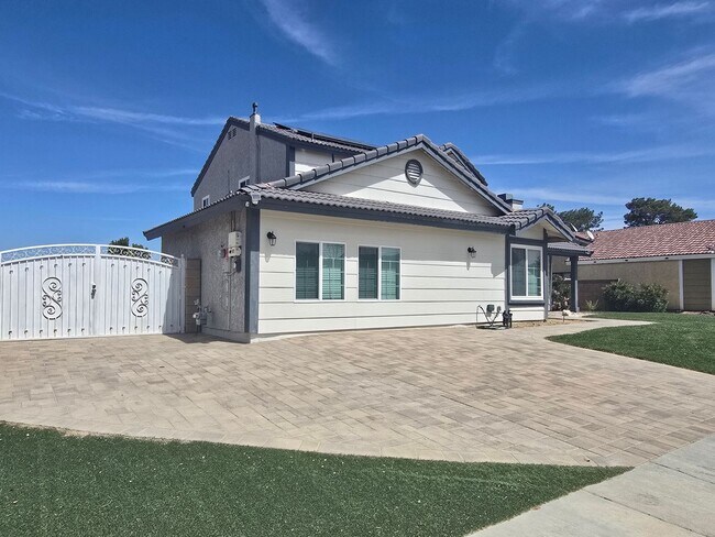 Foto del edificio - Room for Rent – 1621 W Newgrove St, Lancaster, CA 93534