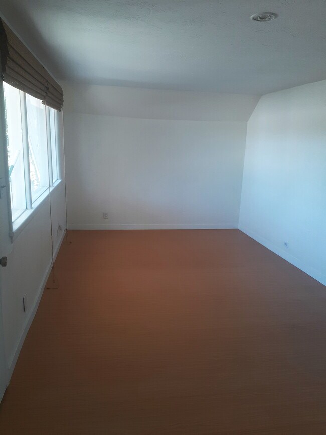Living room - 2102 E Sinto Ave