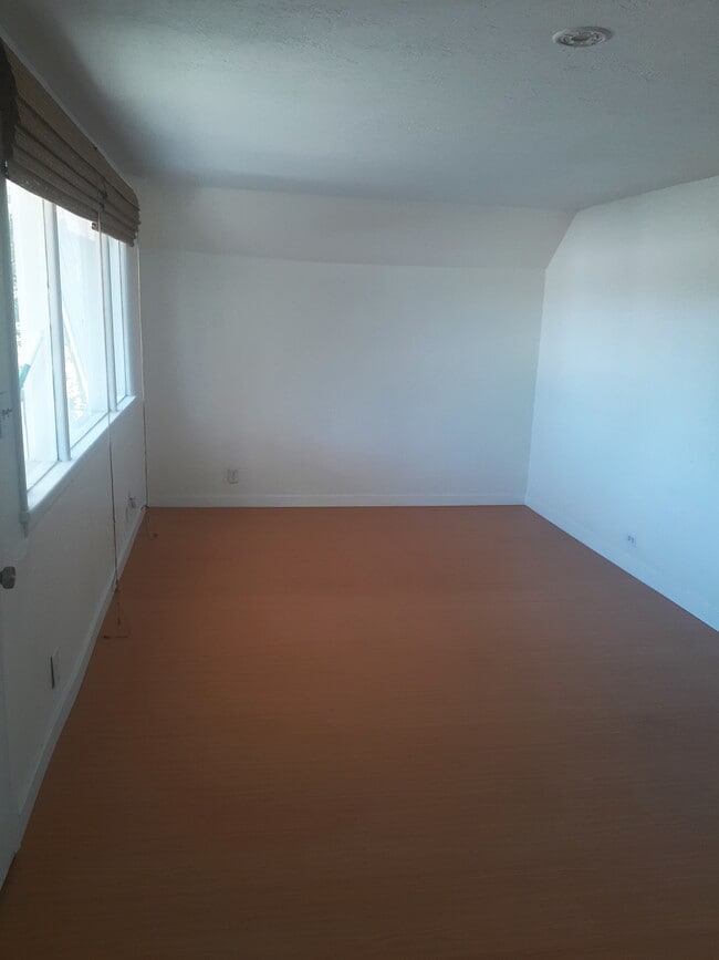 Living room - 2102 E Sinto Ave