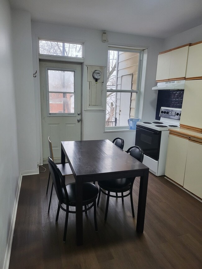 Building Photo - 1452 Av Jeanne-D'arc