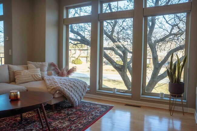 Sala de estar - 604 N Midvale Blvd