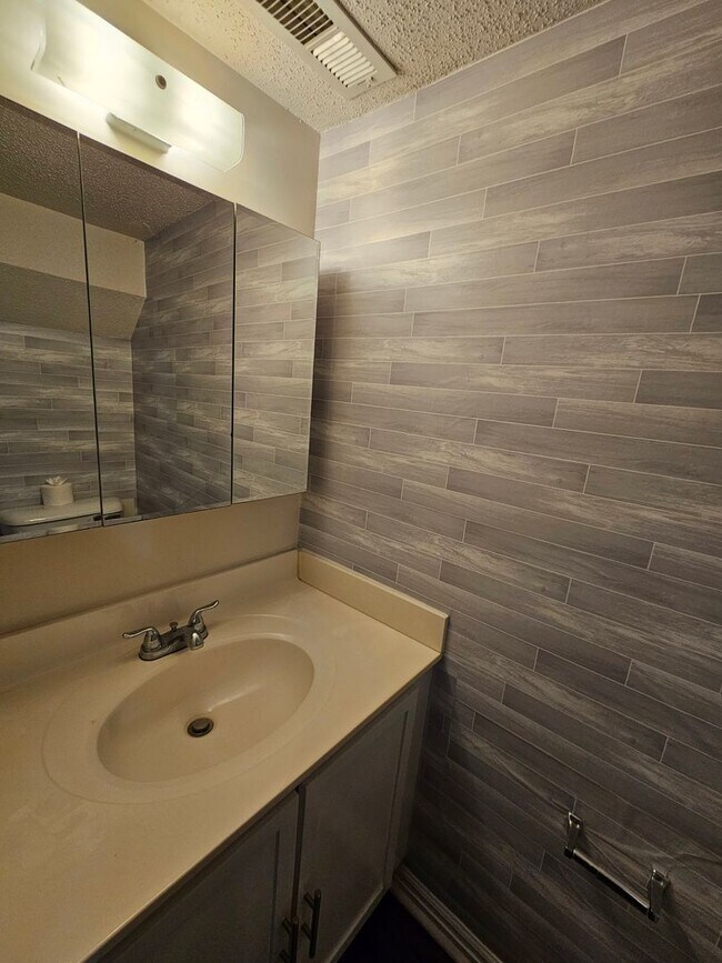 Foto del edificio - Affordable Townhome In Hunter's Creek!