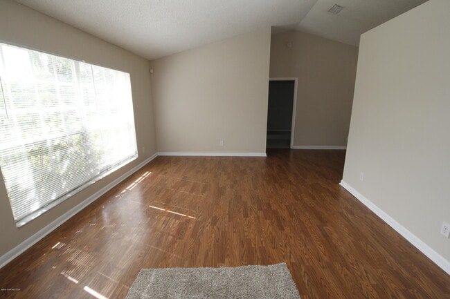 Foto del edificio - 737 Kempten St NW