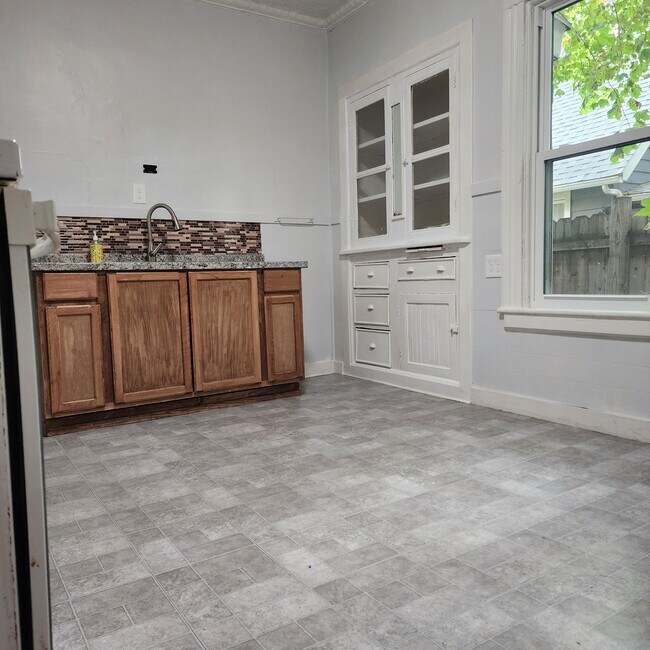 Building Photo - 50 Syke St Building Photo - 50 Syke St