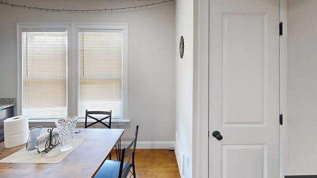Building Photo - 2b apartment in Roxbury available on 9/1