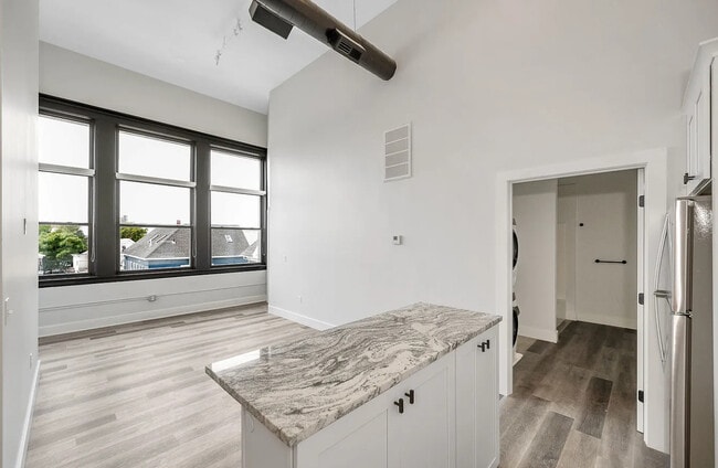 Building Photo - 72 Boisvert St