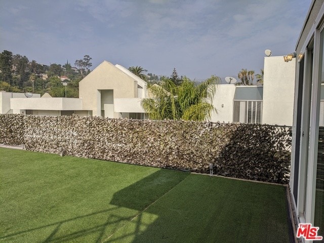 Building Photo - 2210 N Beachwood Dr