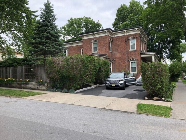 Foto del edificio - 147 Woodlawn Ave