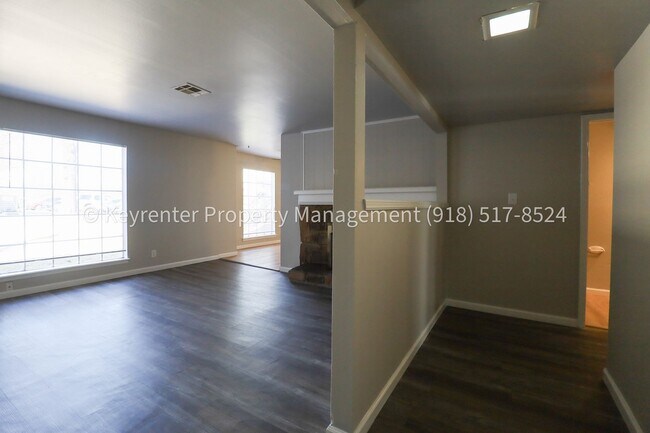 Building Photo - 2 Bed | 2 Bath in Central Tulsa!
