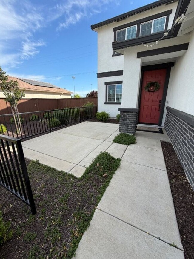 Building Photo - Newer 4 Bed / 2.5 Bath Home in Spring Lake | Owned Solar | Prime Location