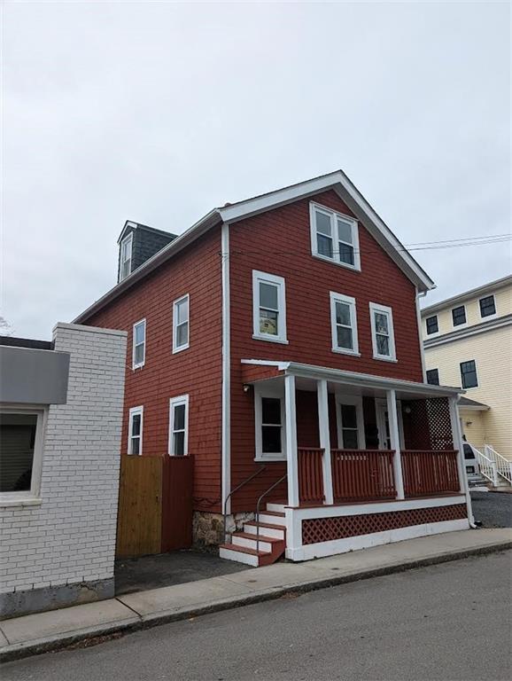 10 Burnside Ave, Newport, RI 02840 Room for Rent in Newport, RI
