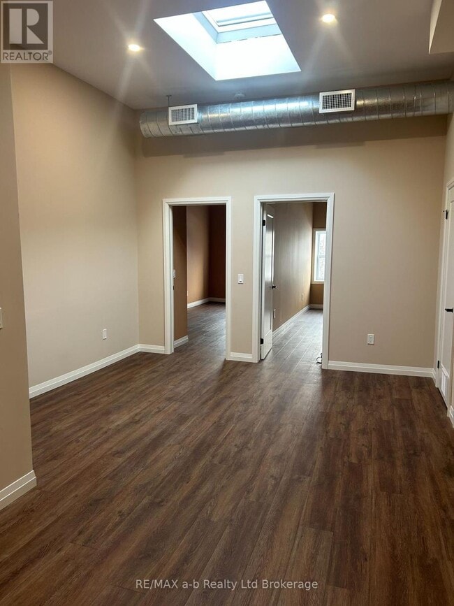 Building Photo - 136 Thames St S