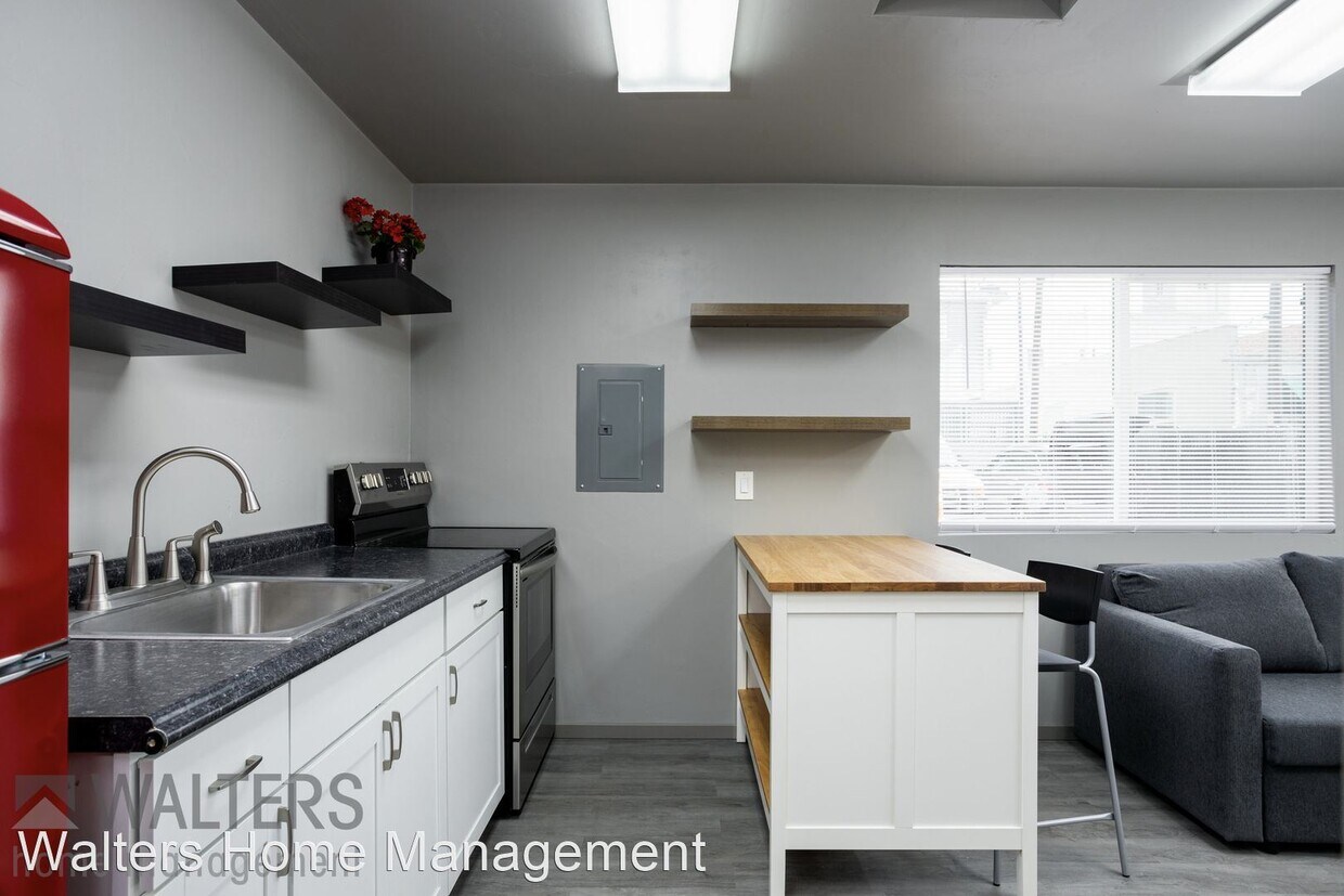 Primary Photo - Studio, 1 bath House - 4679-B Hawley Blvd.