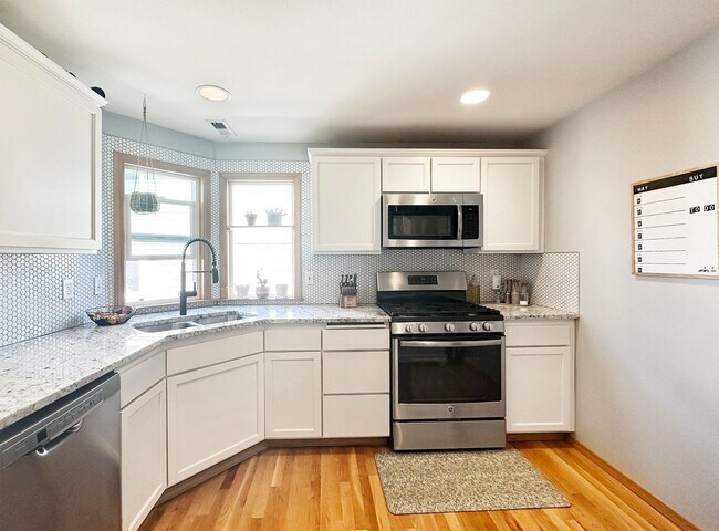 Building Photo - 2bd/1.5ba Seattle Townhome