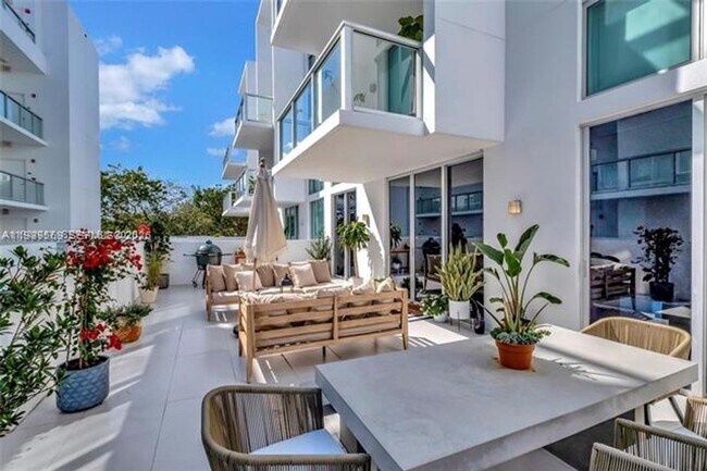 Foto del edificio - 720 NE 62nd St