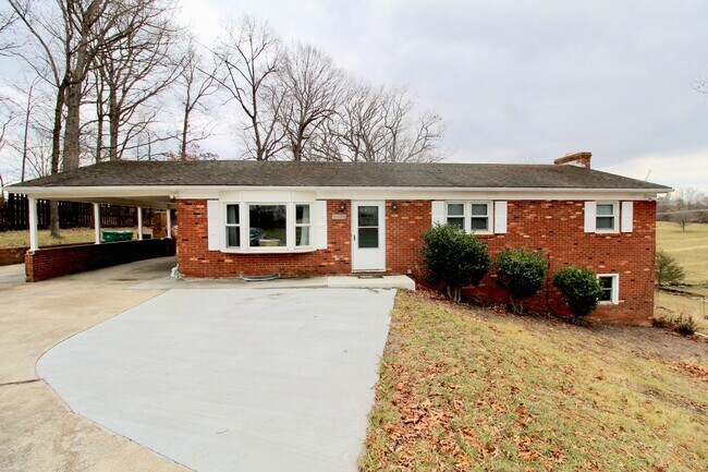Building Photo - Adorable 3 bed 2 bath home with all utilit...