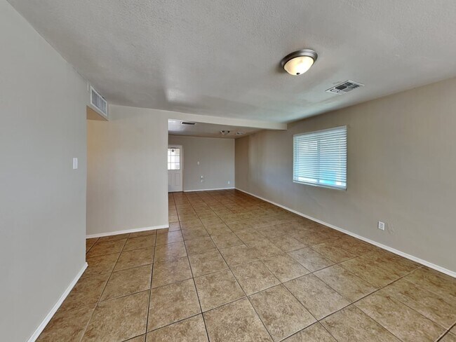 Building Photo - 2944 W Solano Dr N